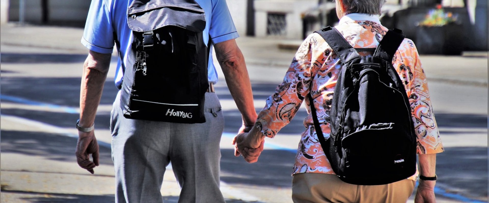 What is the average monthly expenses for a retired couple?